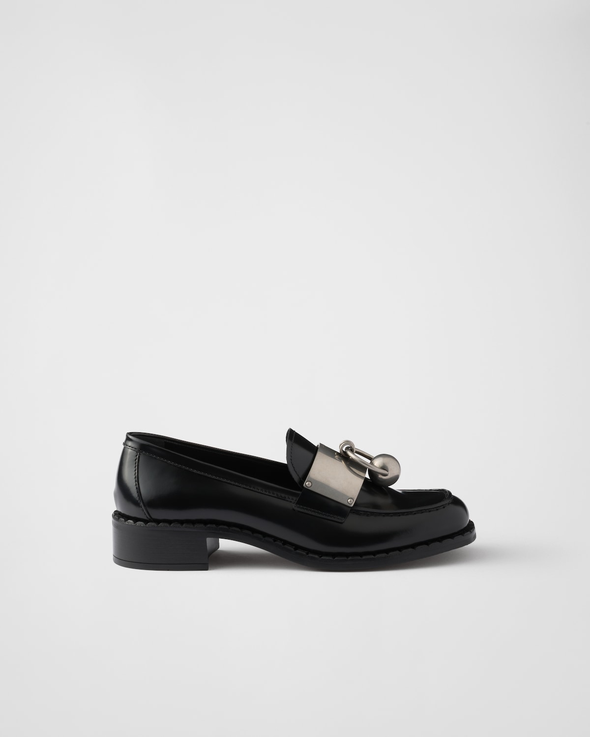 Prada Mocasines de piel cepillada con detalles de metal