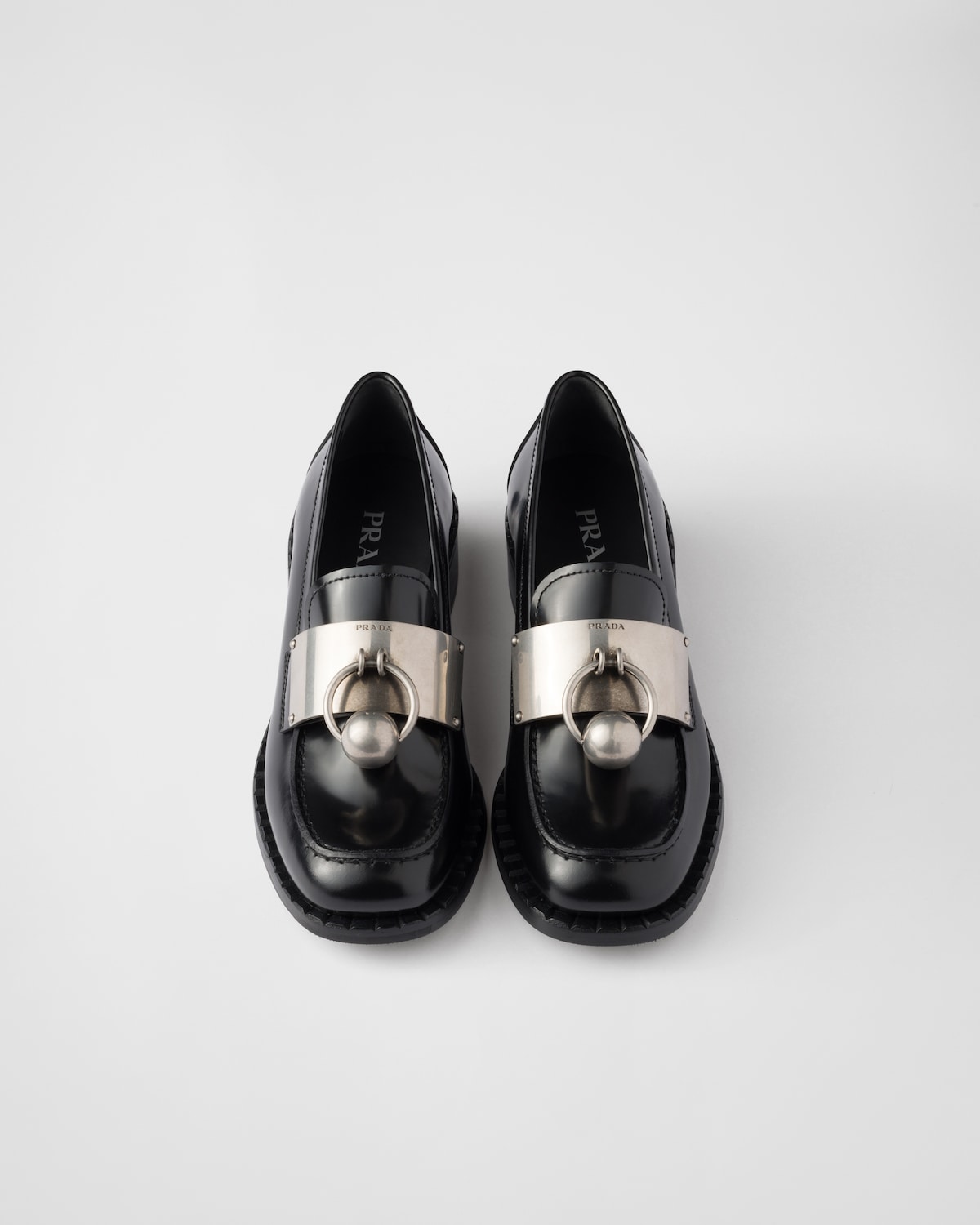 Prada Mocasines de piel cepillada con detalles de metal Envío internacional gratuito