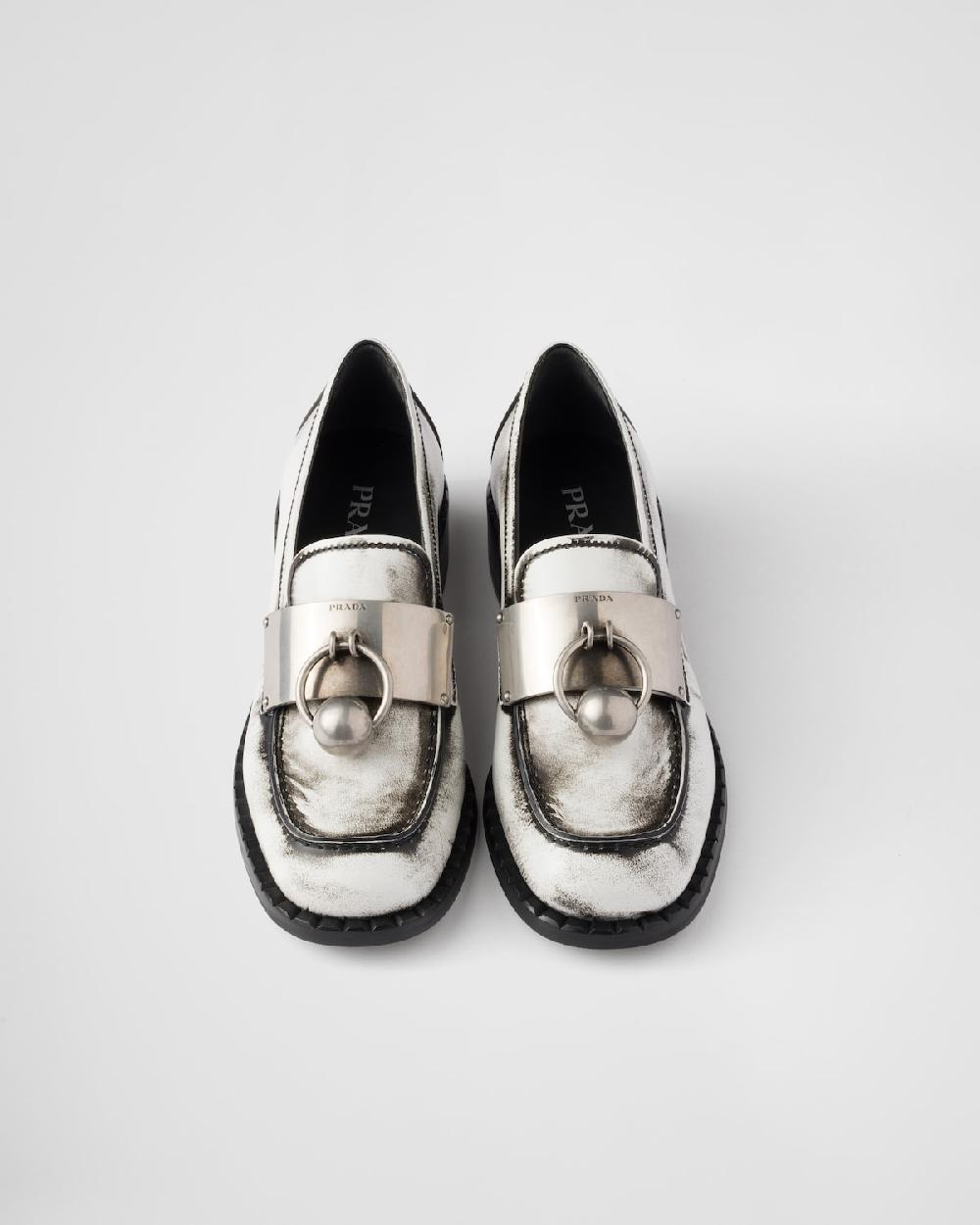Prada Mocasines de piel cepillada con detalles de metal Tienda de fábrica