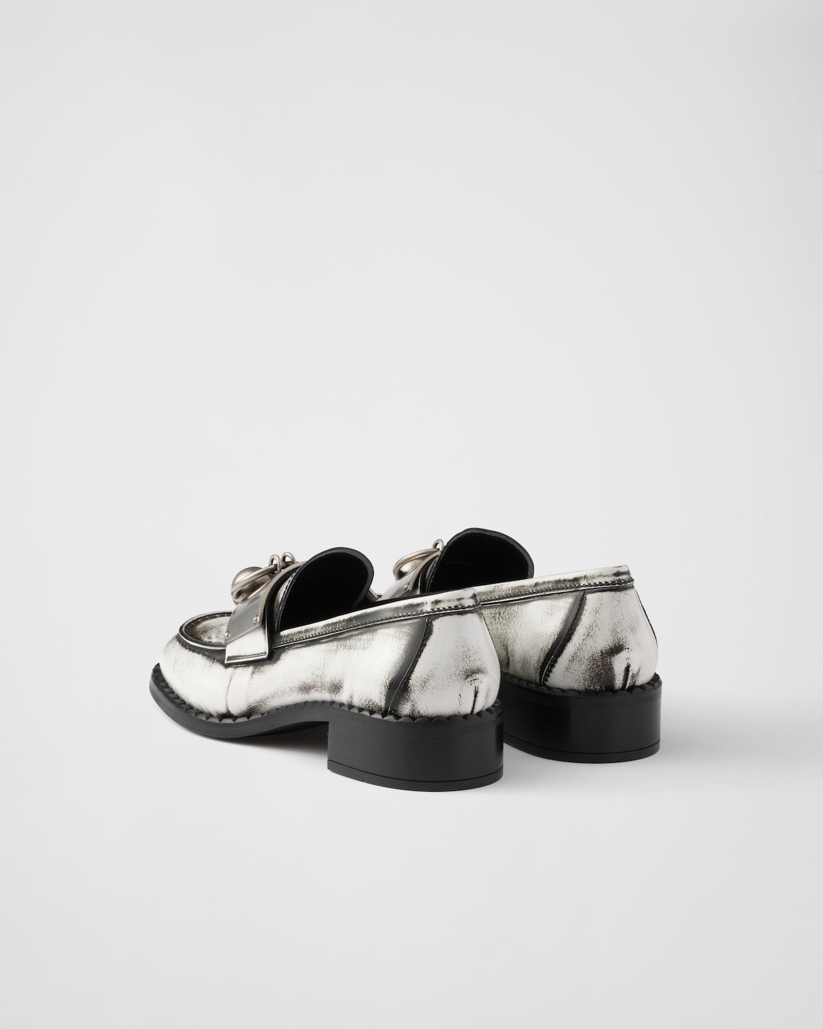 Prada Mocasines de piel cepillada con detalles de metal Tienda de fábrica