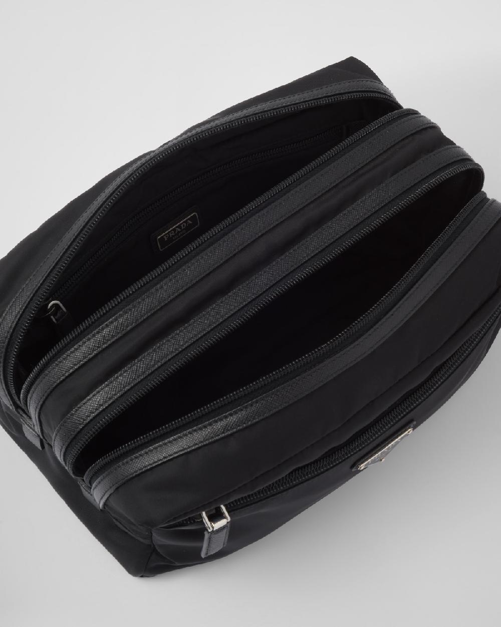 Prada Pouch de viaje de Re-Nylon y piel Saffiano Grandes ahorros