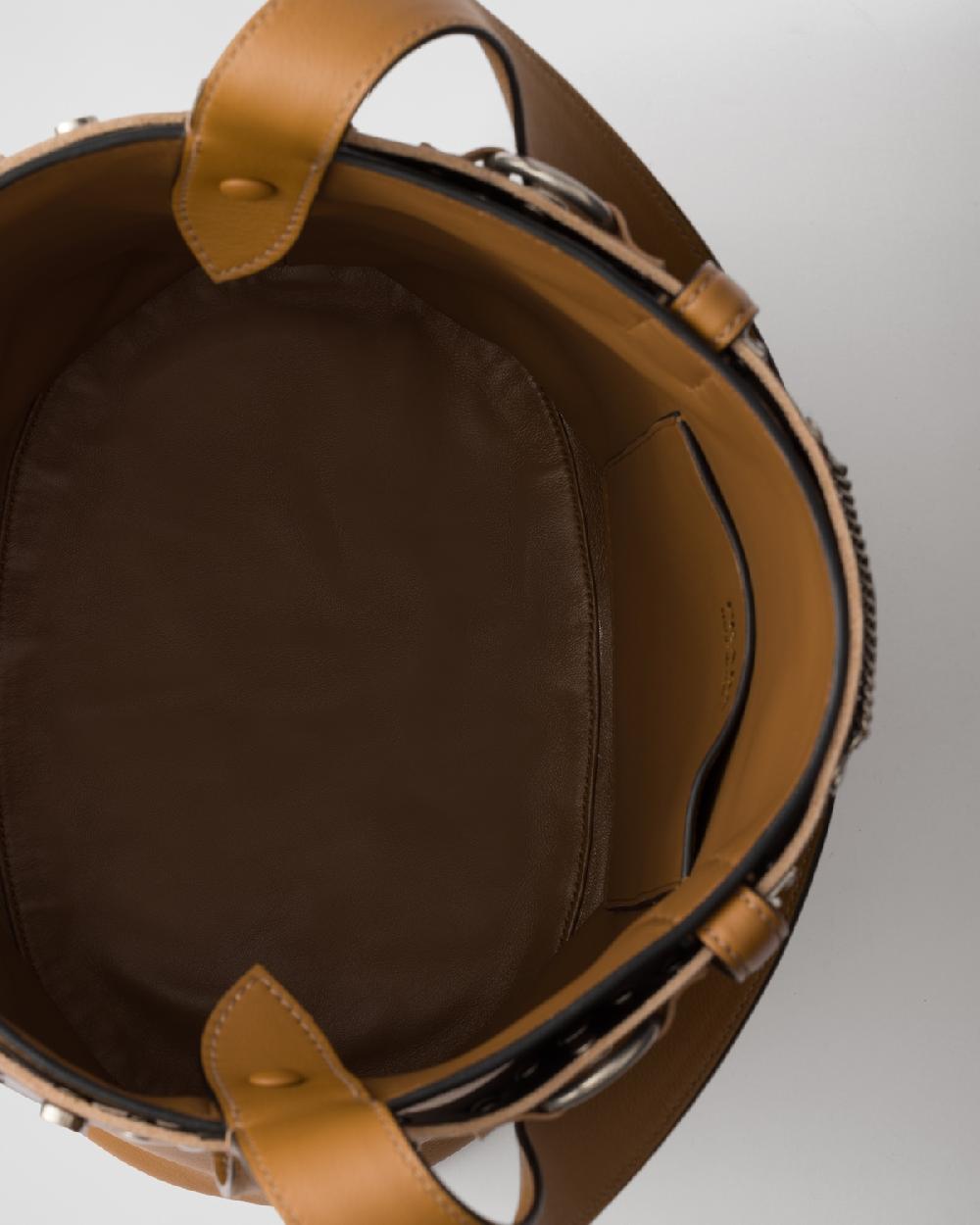 Prada Bolso saco Prada Buckle de piel con cinturón con tachuelas Precio ultrabajo