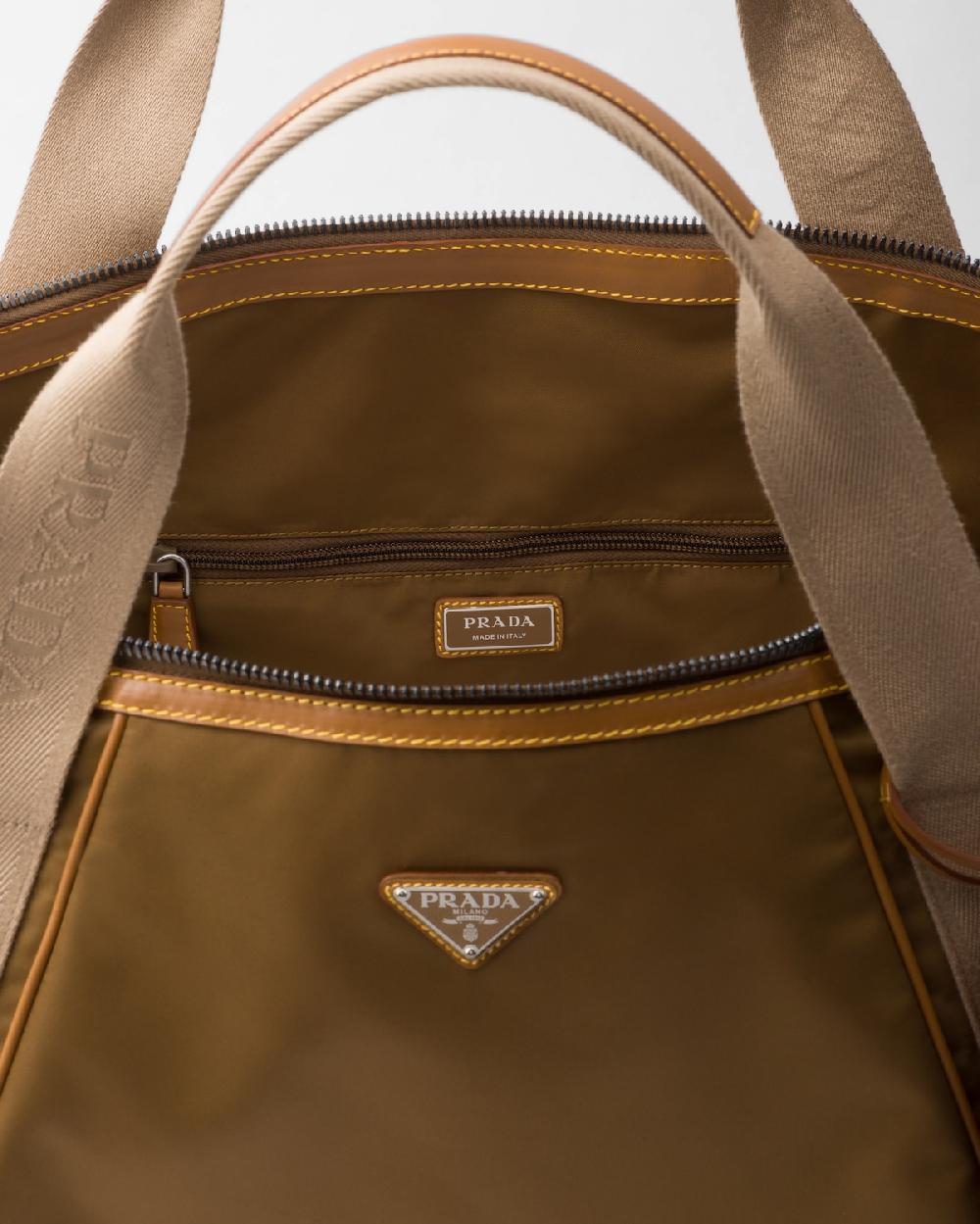 Prada Bolsa de viaje de Re-Nylon y piel 2025