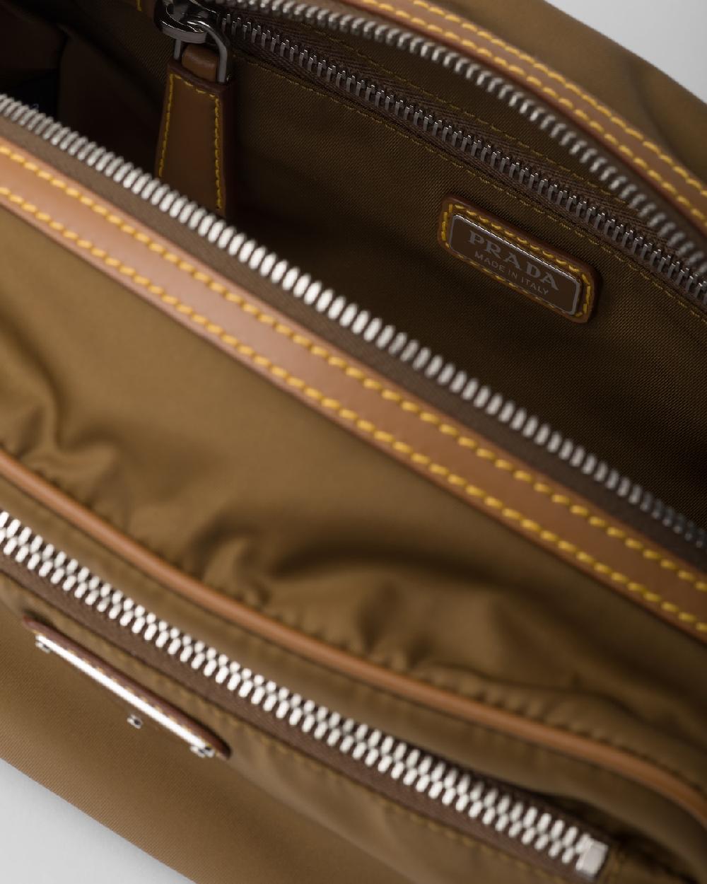 Prada Pouch de Re-Nylon y piel En línea