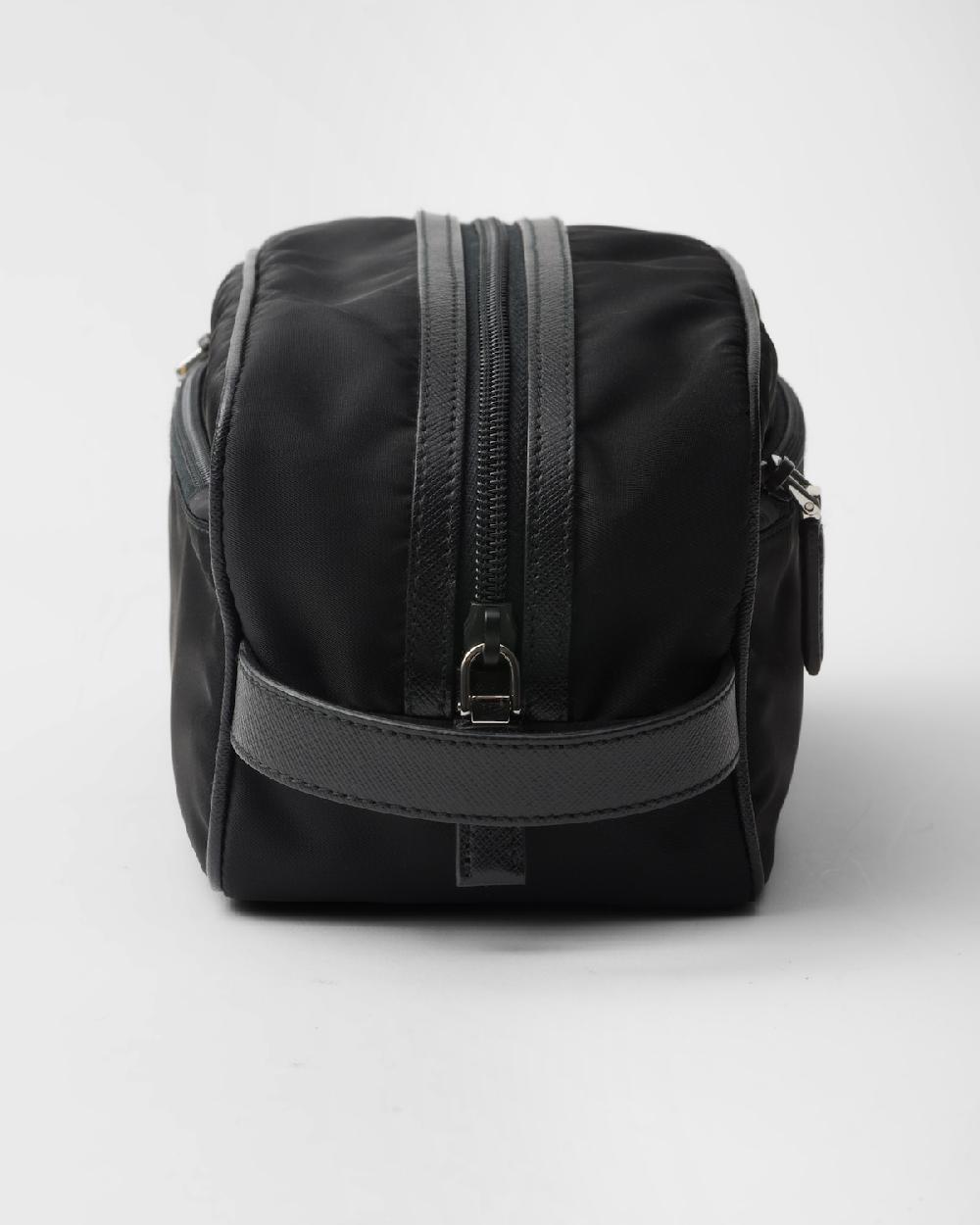 Prada Pouch de viaje de Re-Nylon y piel Saffiano En línea