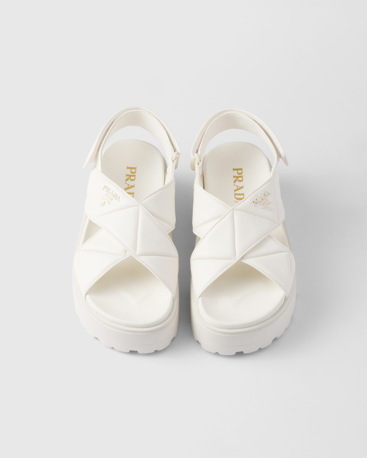 Prada Sandalias de plataforma plana de napa trenzada Último día