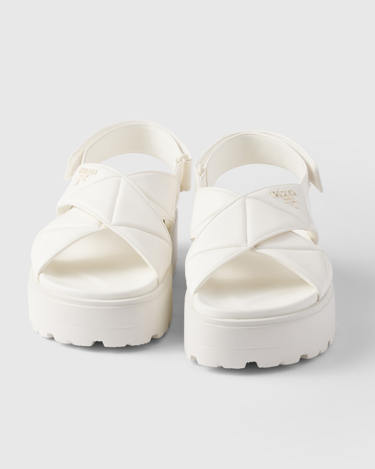 Prada Sandalias de plataforma plana de napa trenzada Último día
