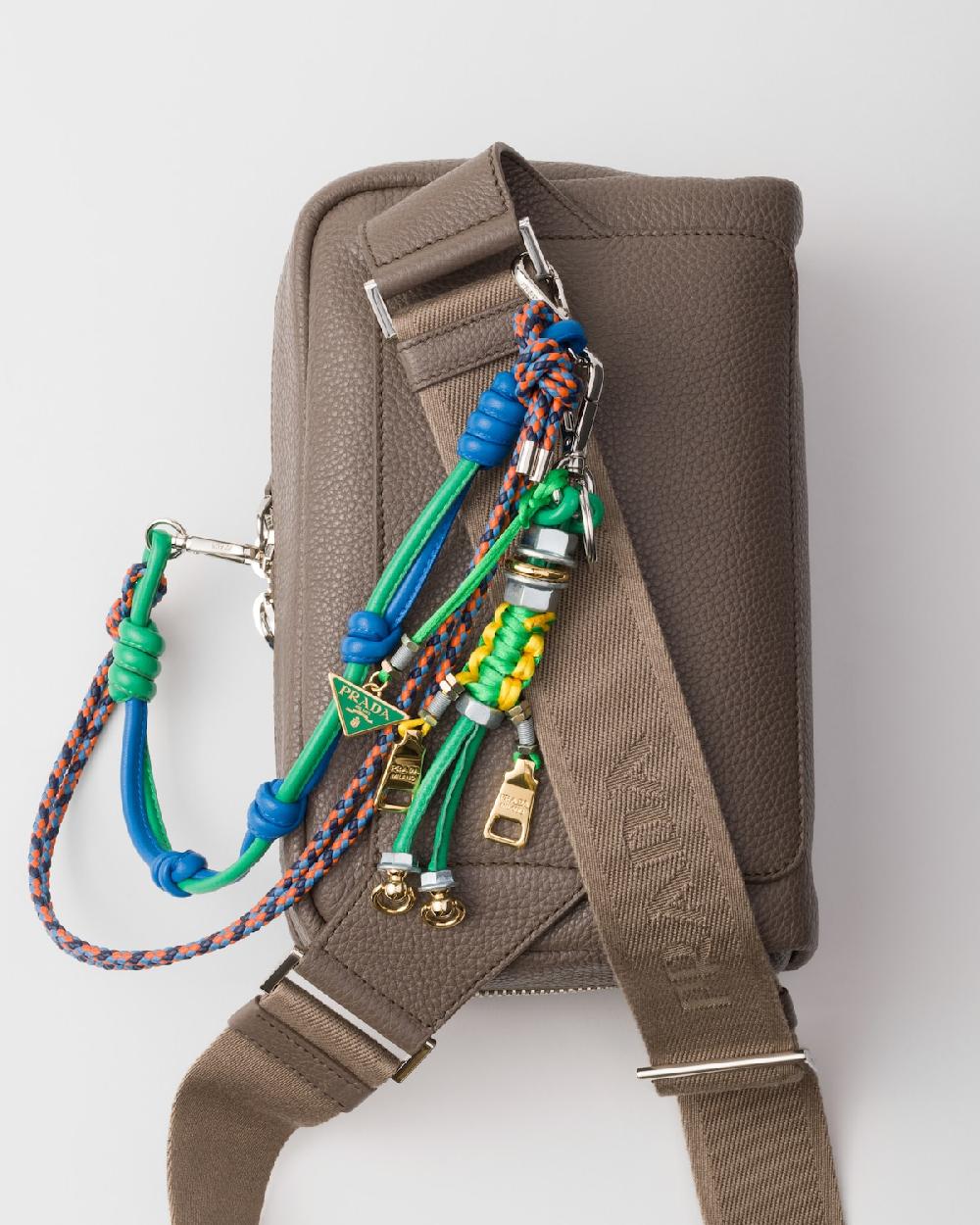 Prada Bolso bandolera de piel con colgante Devoluciones gratuitas