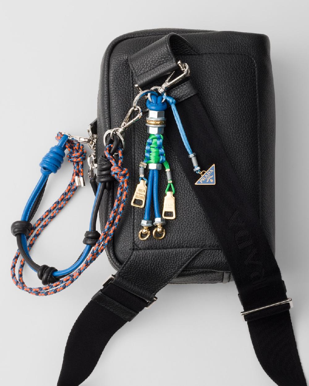 Prada Bolso bandolera de piel con colgante 2025