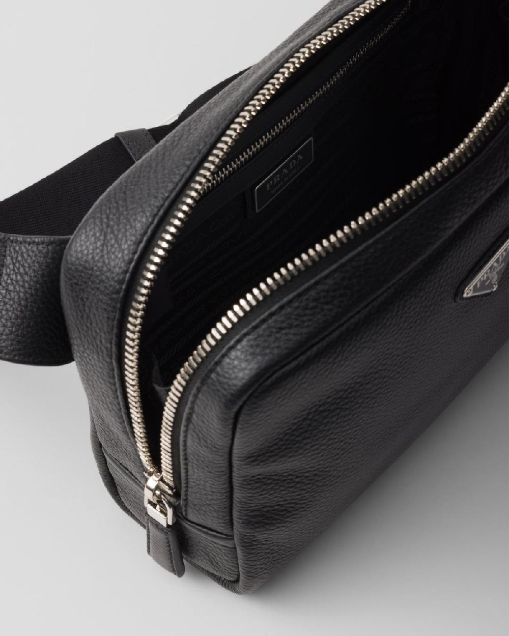 Prada Bolso bandolera de piel con colgante 2025