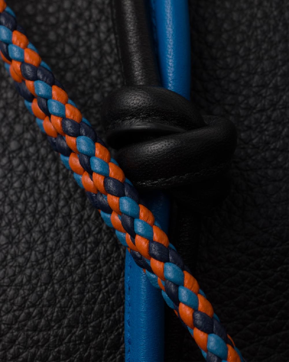 Prada Bolso bandolera de piel con colgante 2025