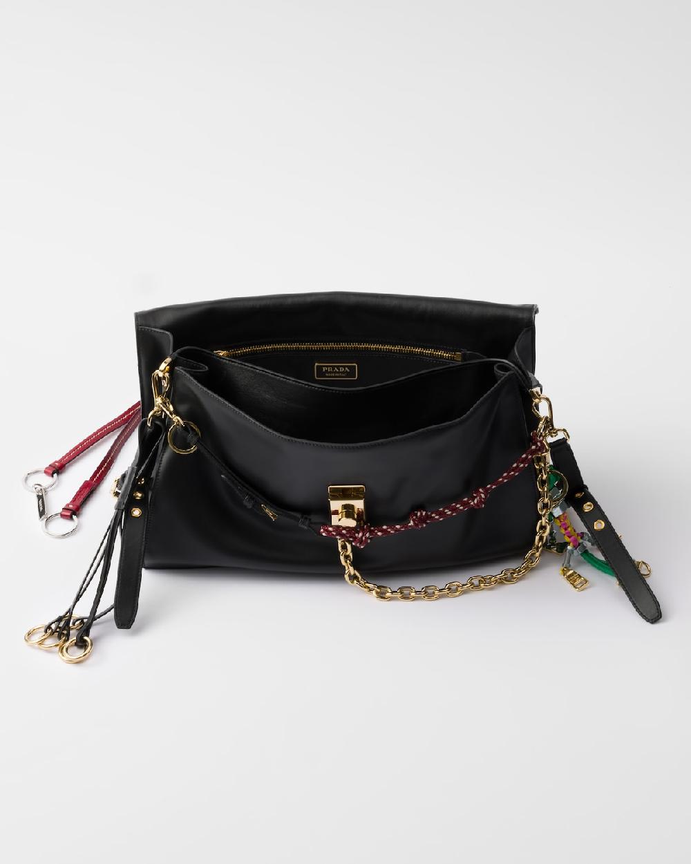 Prada Bolso bandolera Prada Soft Sound de piel con colgantes grande Tienda de fábrica