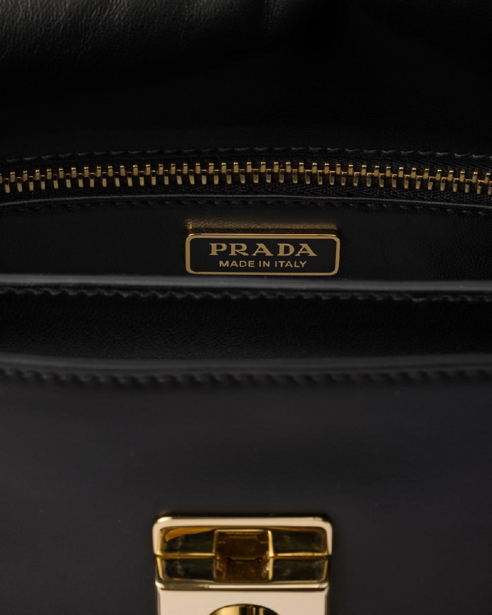 Prada Bolso bandolera Prada Soft Sound de piel con colgantes pequeño Ahorra y exporta