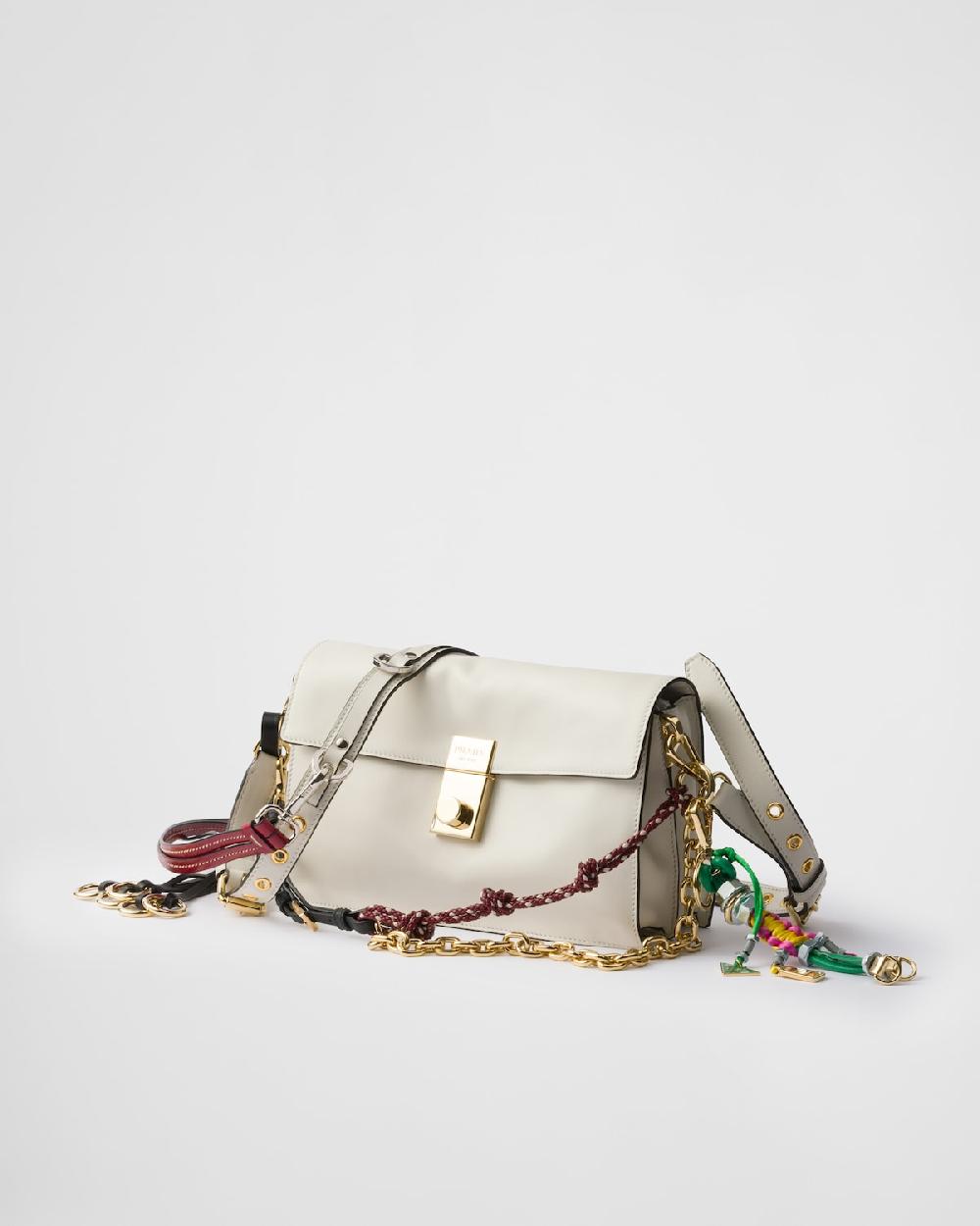 Prada Bolso bandolera Prada Soft Sound de piel con colgantes pequeño Precios de Black Friday