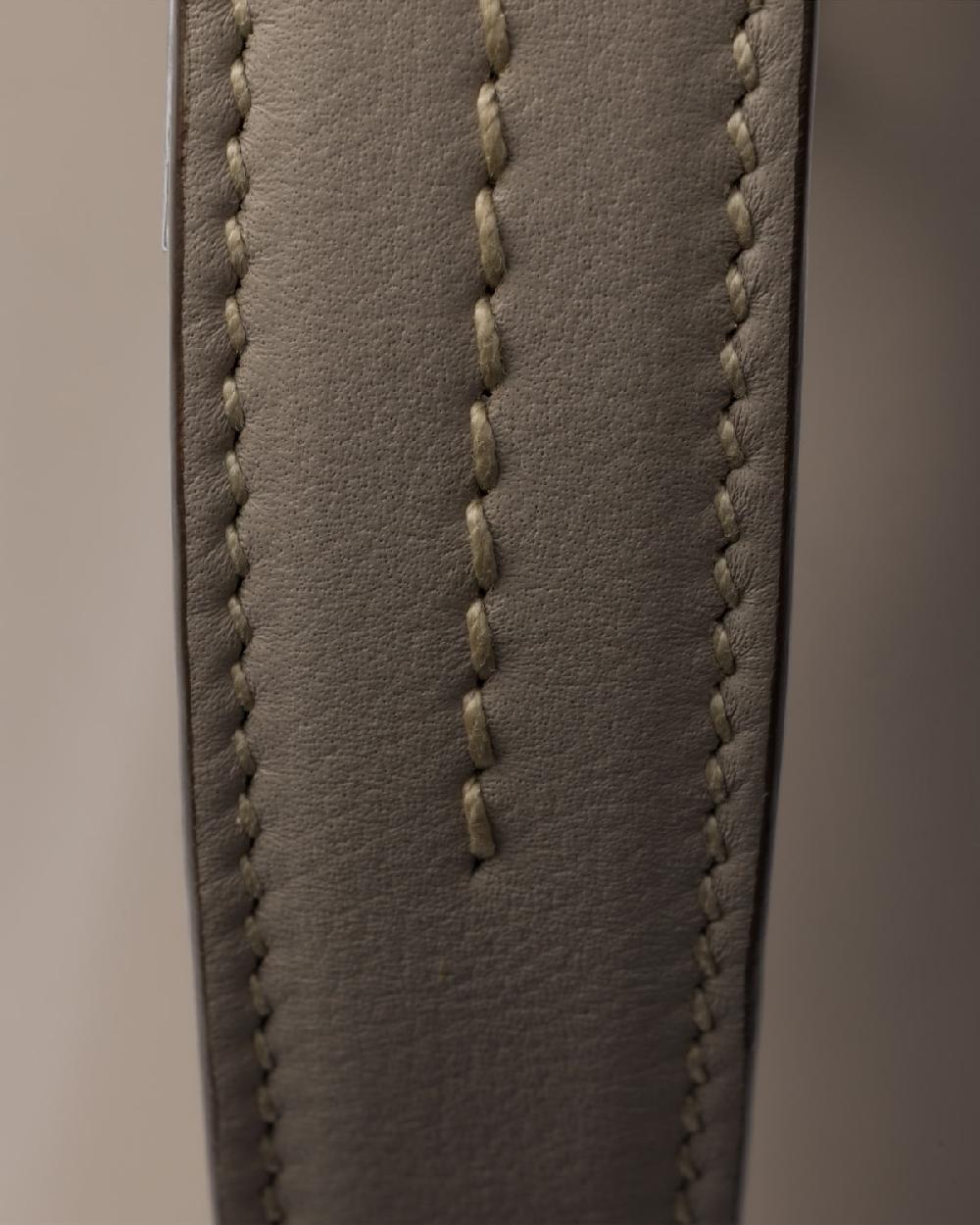 Prada Bolso bandolera Prada Soft Sound de piel mediano Libre de impuestos