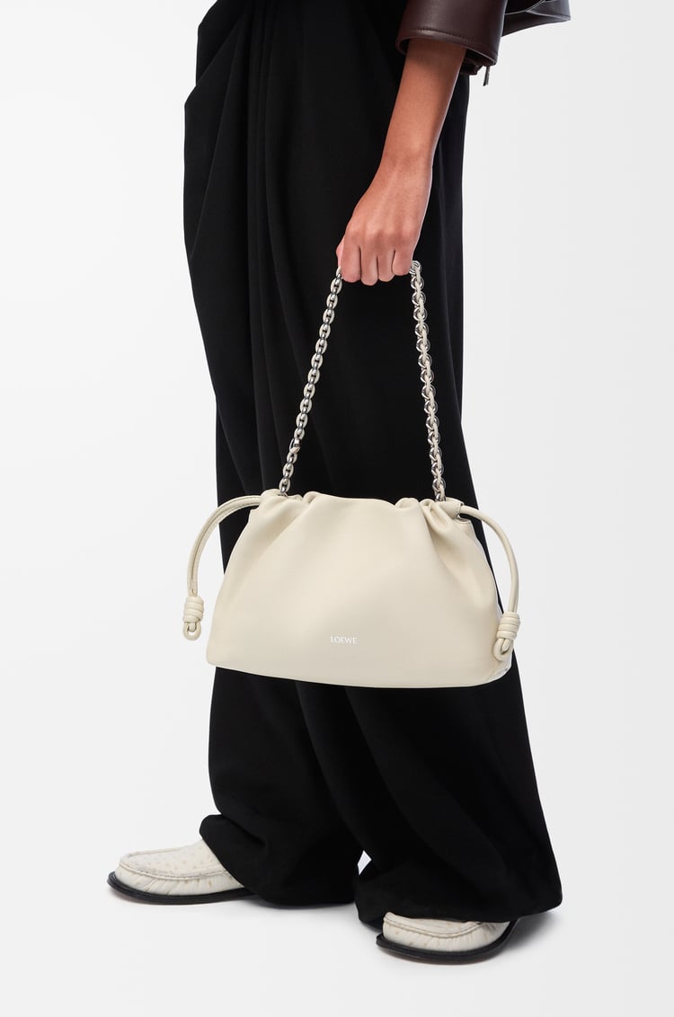 Loewe Medium Flamenco purse in mellow nappa lambskin 15 Colours Los más vendidos