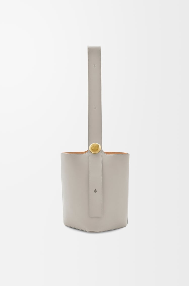 Loewe Medium Pebble bucket in smooth calfskin 7 Colours Solo hoy