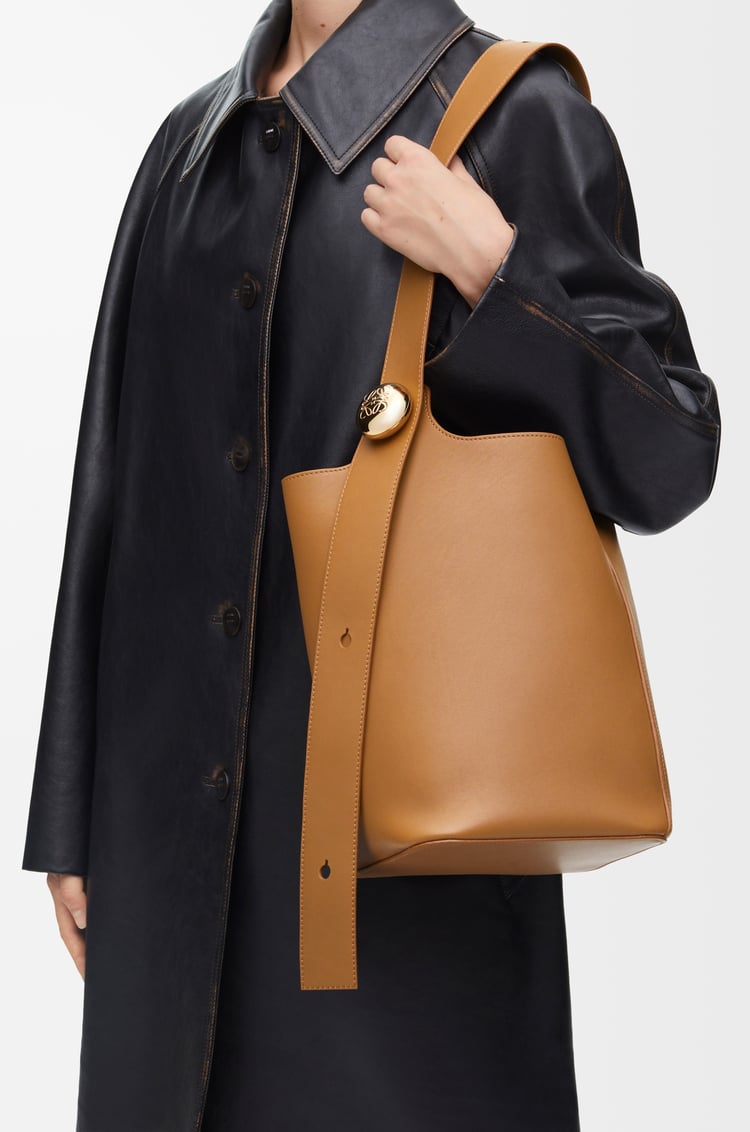 Loewe Medium Pebble bucket in smooth calfskin 7 Colours Outlet