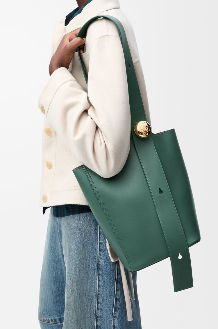 Loewe Medium Pebble bucket in smooth calfskin 7 Colours Oferta especial
