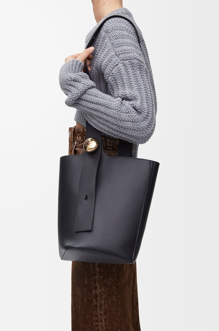 Loewe Medium Pebble bucket in smooth calfskin 7 Colours Últimos 3 días