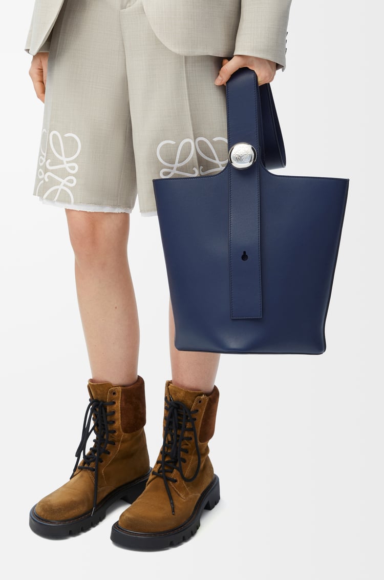 Loewe Medium Pebble bucket in smooth calfskin 7 Colours Libre de impuestos