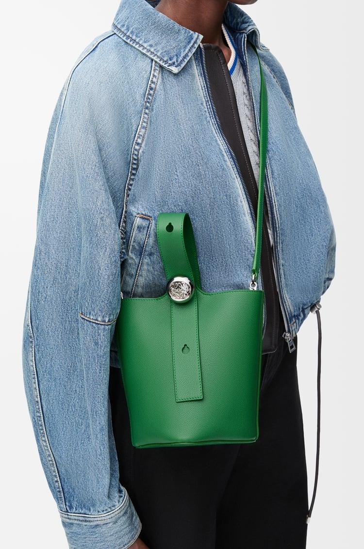 Loewe Mini Pebble bucket in soft grained calfskin 1 Colours Venta caliente