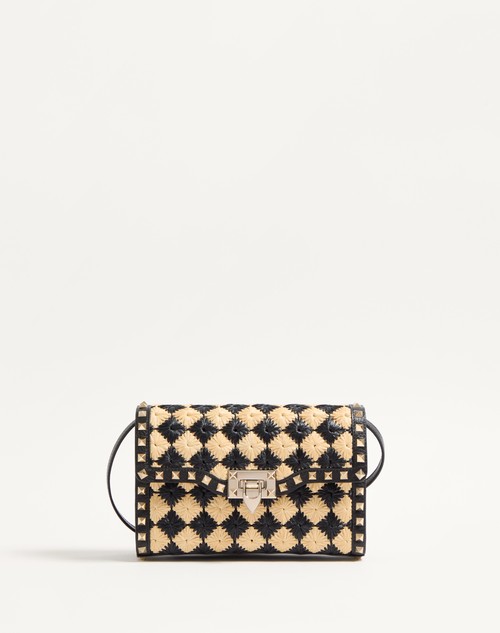 Valentino BOLSO DE HOMBRO PEQUEÑO ROCKSTUD DE VALENTINO GARAVANI DE RAFIA SINTÉTICA BORDADA
