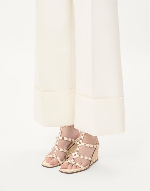 Valentino SANDALIAS ROCKSTUD CON TACÓN DE CUÑA DE CUERO DE BECERRO CON BORDADO CORNELY DE 80MM Última moda