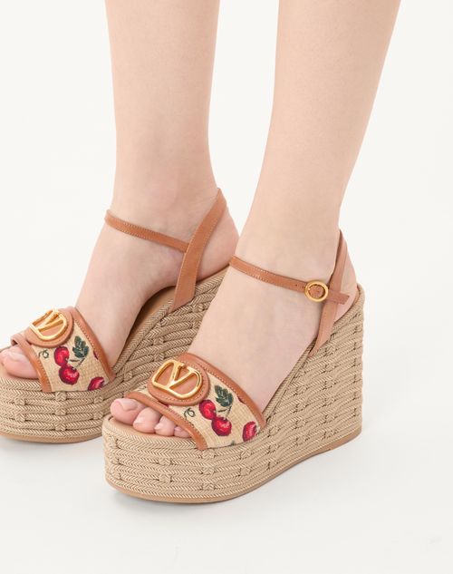 Valentino SANDALIA VLOGO SIGNATURE CON MOTIVO CHERRYFIC Y TACÓN EN CUÑA DE 120 MM Ofertas de temporada
