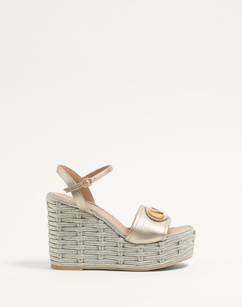 Valentino SANDALIAS CON TACÓN EN CUÑA CON VLOGO SIGNATURE EN CUERO DE BECERRO GRANULADO LAMINADO DE 120 MM
