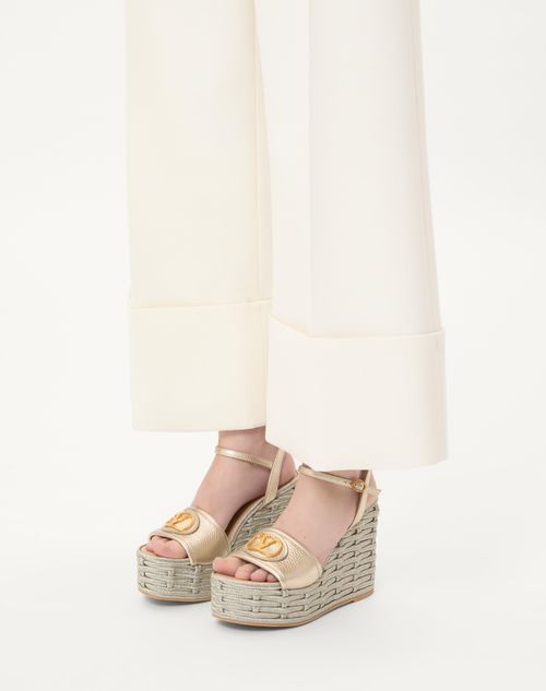 Valentino SANDALIAS CON TACÓN EN CUÑA CON VLOGO SIGNATURE EN CUERO DE BECERRO GRANULADO LAMINADO DE 120 MM Ofertas especiales