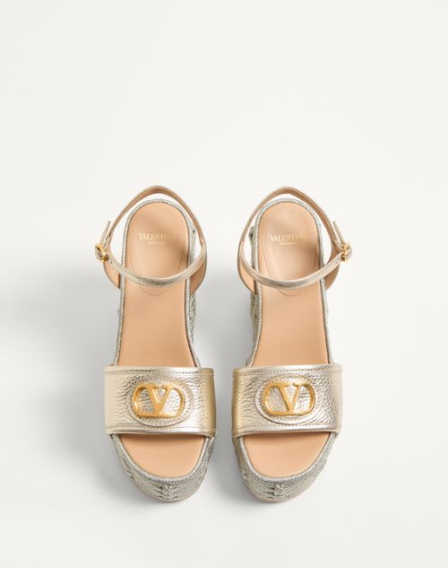 Valentino SANDALIAS CON TACÓN EN CUÑA CON VLOGO SIGNATURE EN CUERO DE BECERRO GRANULADO LAMINADO DE 120 MM Ofertas especiales