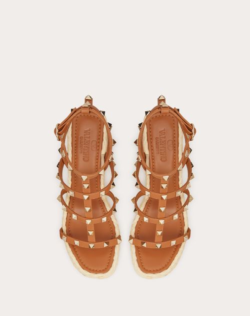 Valentino SANDALIAS ROCKSTUD CON TACÓN EN CUÑA DE 95 MM Y CORREAS DE CUERO DE BECERRO Tienda