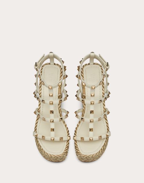 Valentino SANDALIAS DE CUÑA ROCKSTUD DE PIEL DE BECERRO CON TIRAS Y TACÓN DE 95 MM Liquidación