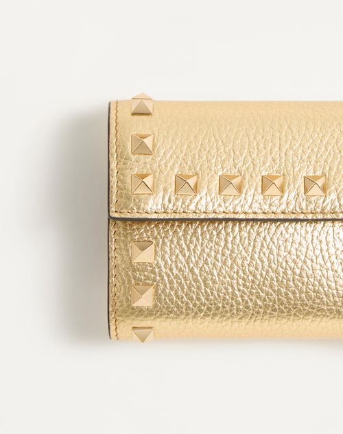 Valentino BILLETERA PLEGABLE ROCKSTUD DE CUERO GRANEADO Y LAMINADO DE BECERRO Promoción trimestral
