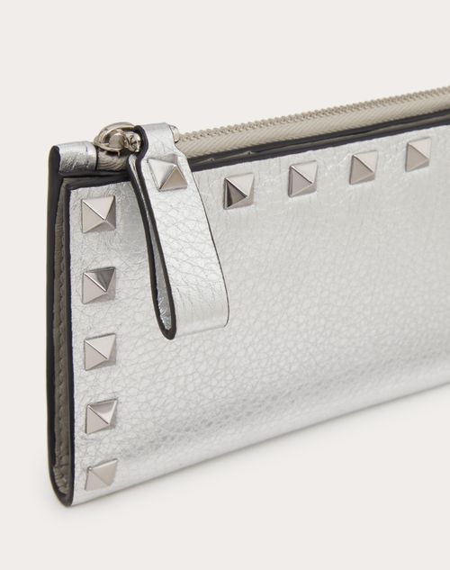 Valentino TARJETERO ROCKSTUD DE CUERO DE BECERRO GRANEADO METALIZADO CON CIERRE Precios de Black Friday