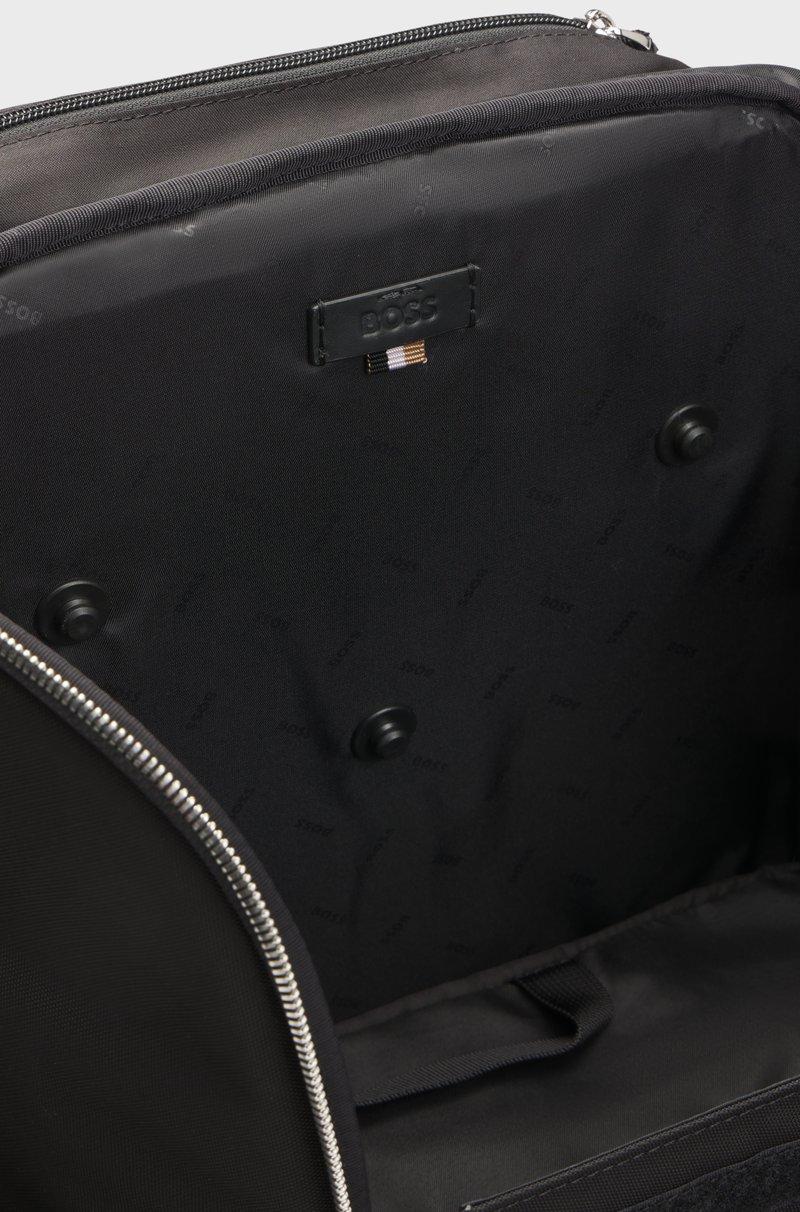 Hugo Boss Mochila de varios bolsillos con cierre de cremallera y ribetes de la marca Rebajas de fábrica