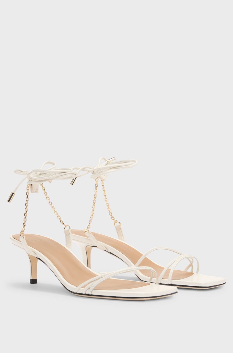 Hugo Boss Sandalias de piel con cadena en tono dorado Último día