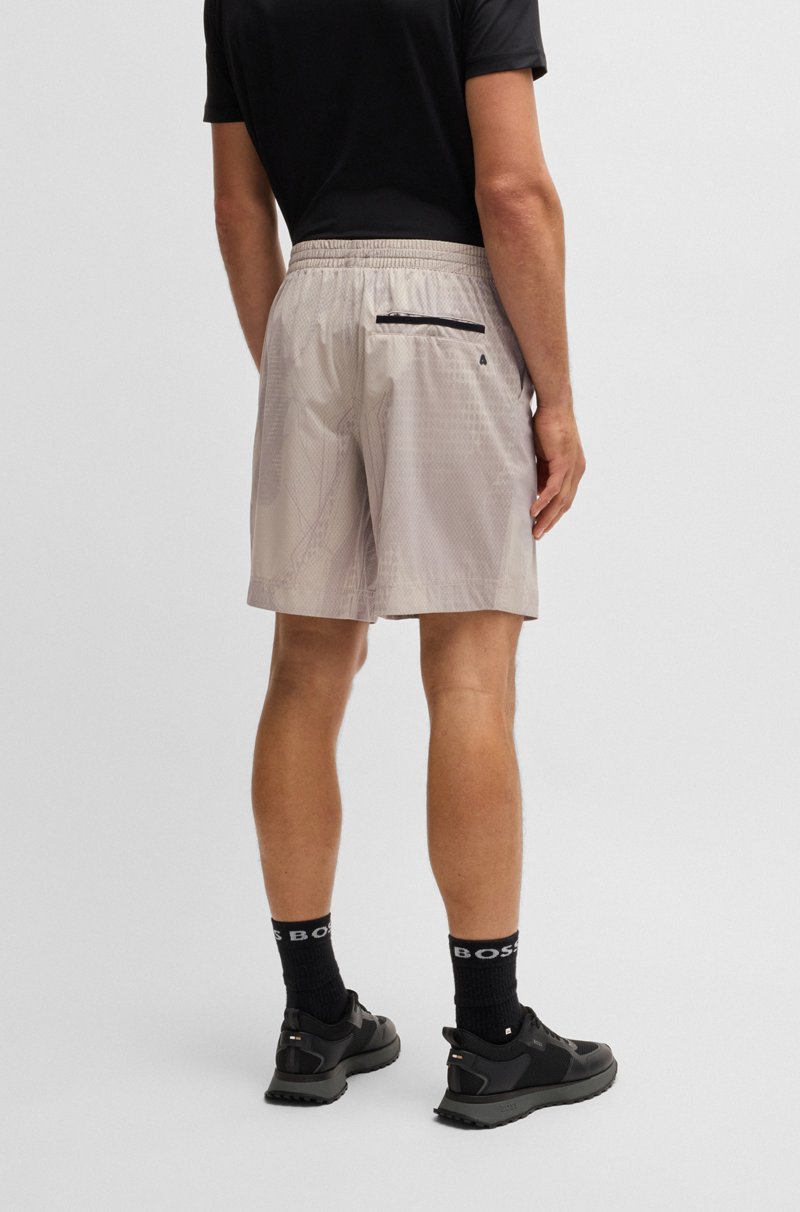 Hugo Boss Shorts de estilo activo de malla laminada con estampado integral 2025