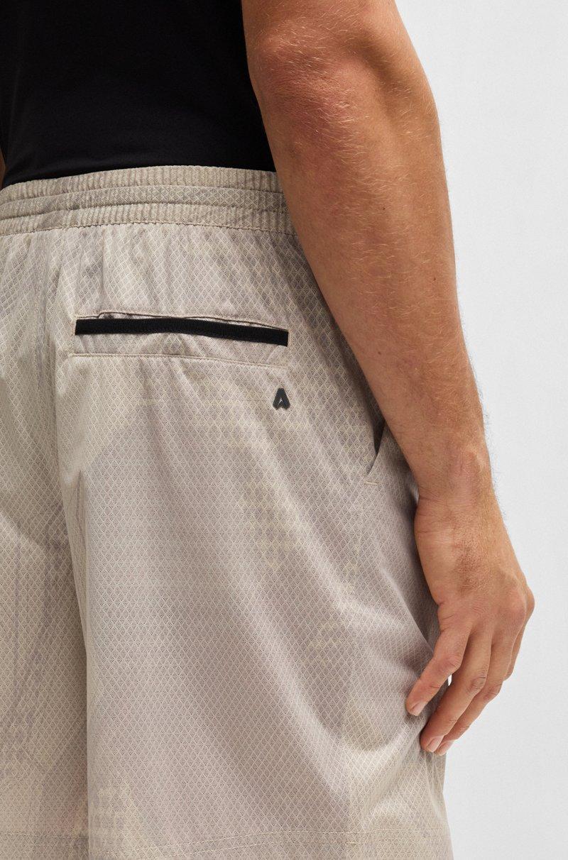 Hugo Boss Shorts de estilo activo de malla laminada con estampado integral 2025
