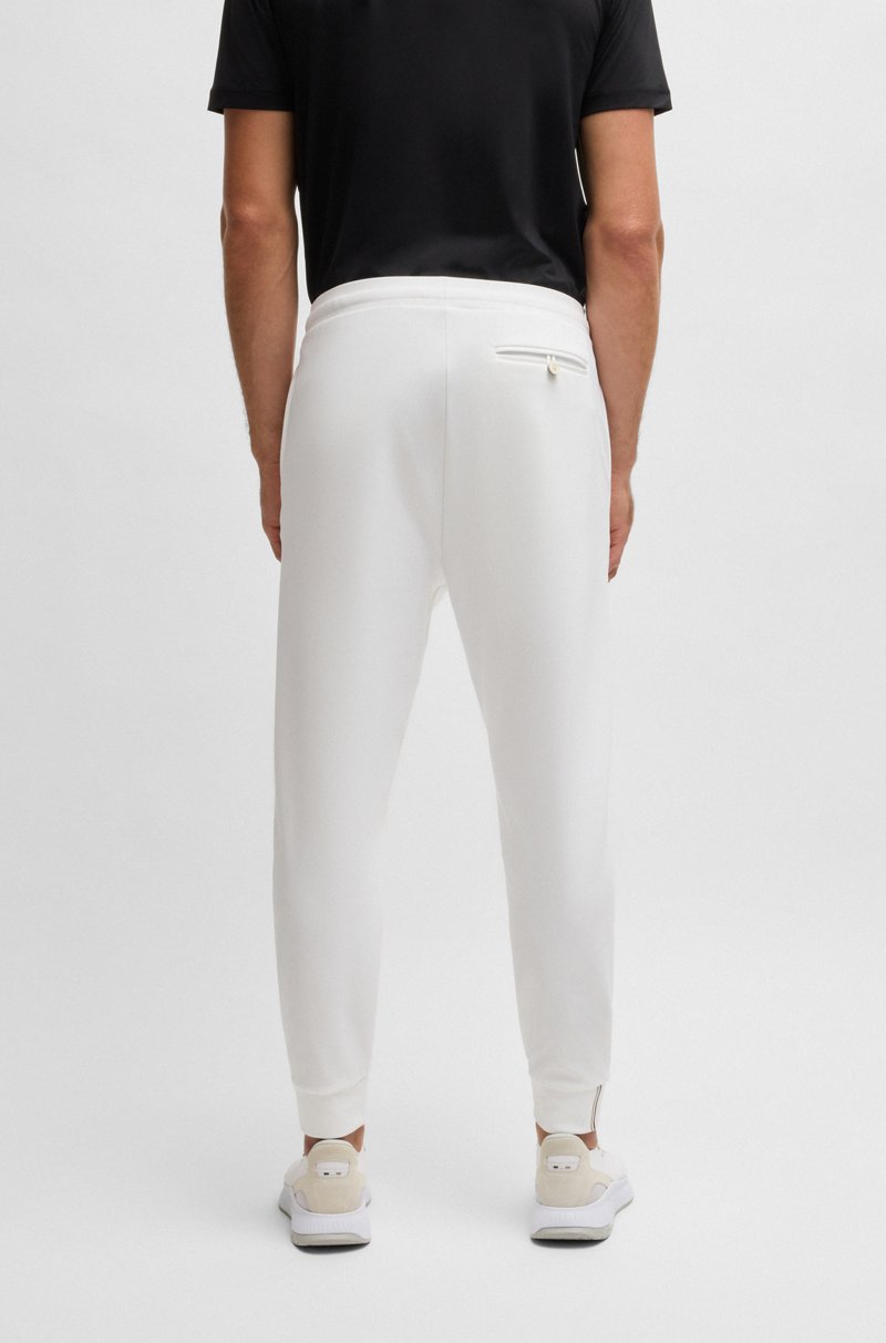 Hugo Boss Pantalones regular fit en tejido de gabardina elástico con detalle de logo Venta caliente