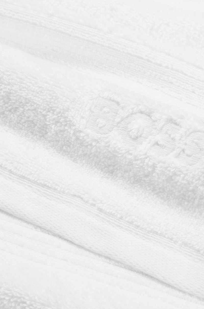 Hugo Boss Toalla de baño blanca de algodón del Egeo con logo tonal Descuentos del mes