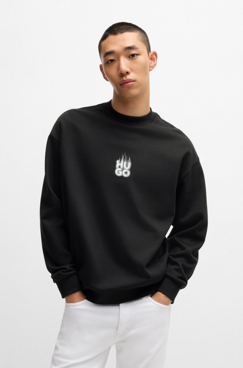 Hugo Boss Sudadera de rizo de algodón con estampado de logos apilados ahumados Rebajas de fin de temporada