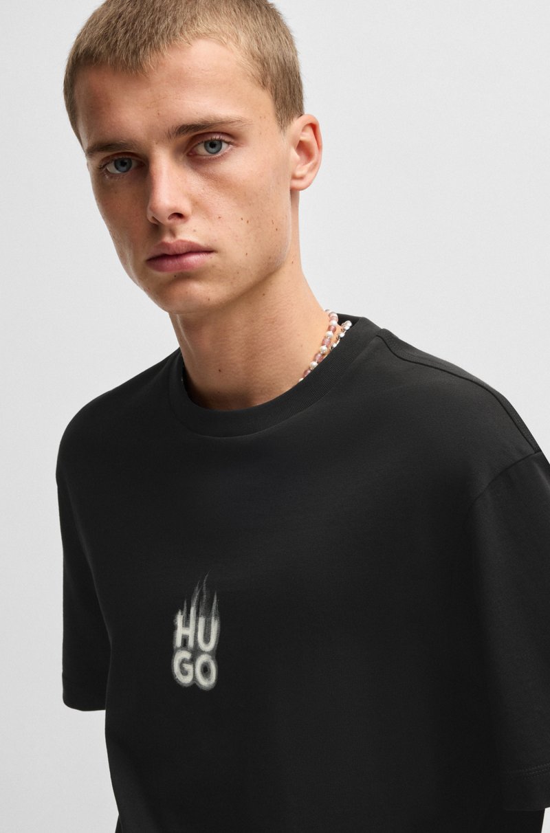 Hugo Boss Camiseta de punto de algodón con estampados de logos apilados ahumados Devoluciones gratuitas