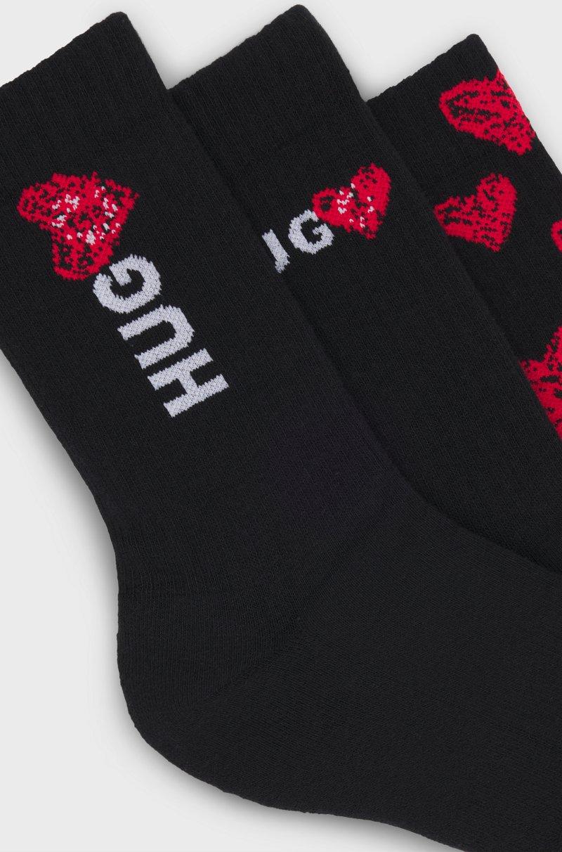 Hugo Boss Paquete de tres pares de calcetines cortos con motivos de corazón Envío gratis
