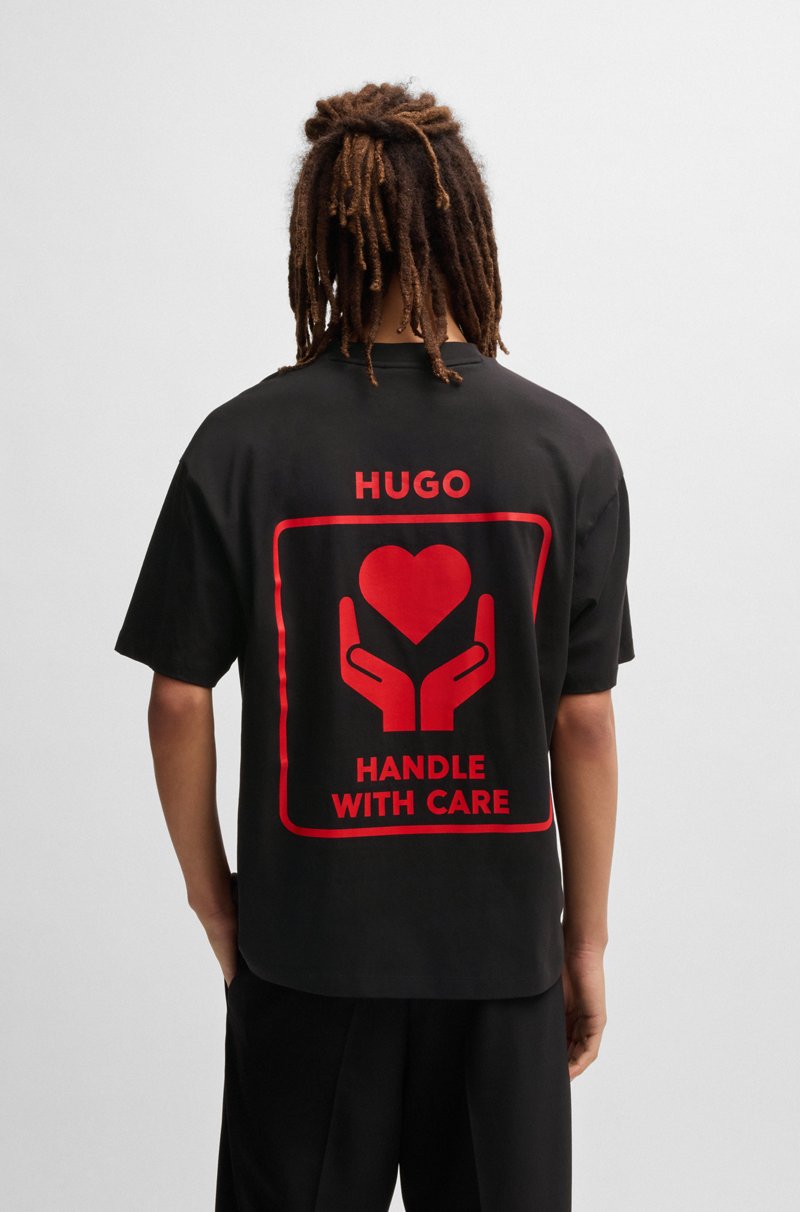 Hugo Boss Camiseta de punto de algodón con ilustración de corazón Oferta especial