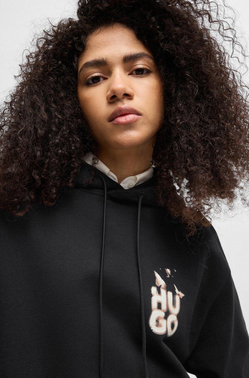 Hugo Boss Sudadera con capucha relaxed fit de felpa de rizo con ilustración de temporada Venta caliente