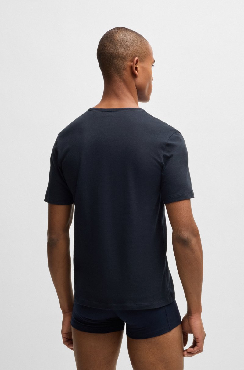 Hugo Boss Paquete de tres camisetas interiores de algodón con logos bordados COMPRAR AHORA