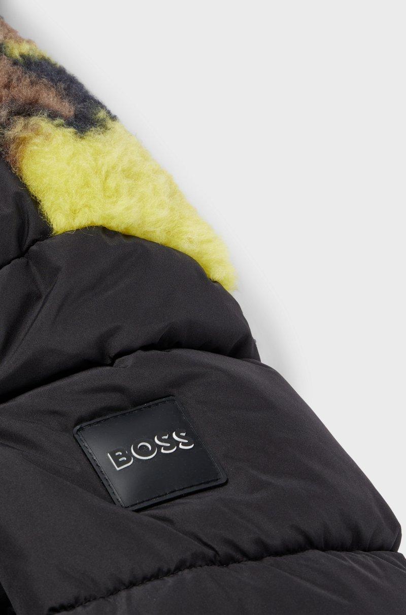 Hugo Boss Chaqueta con capucha y sherpa de camuflaje en la espalda para niños Limitado a 3 días