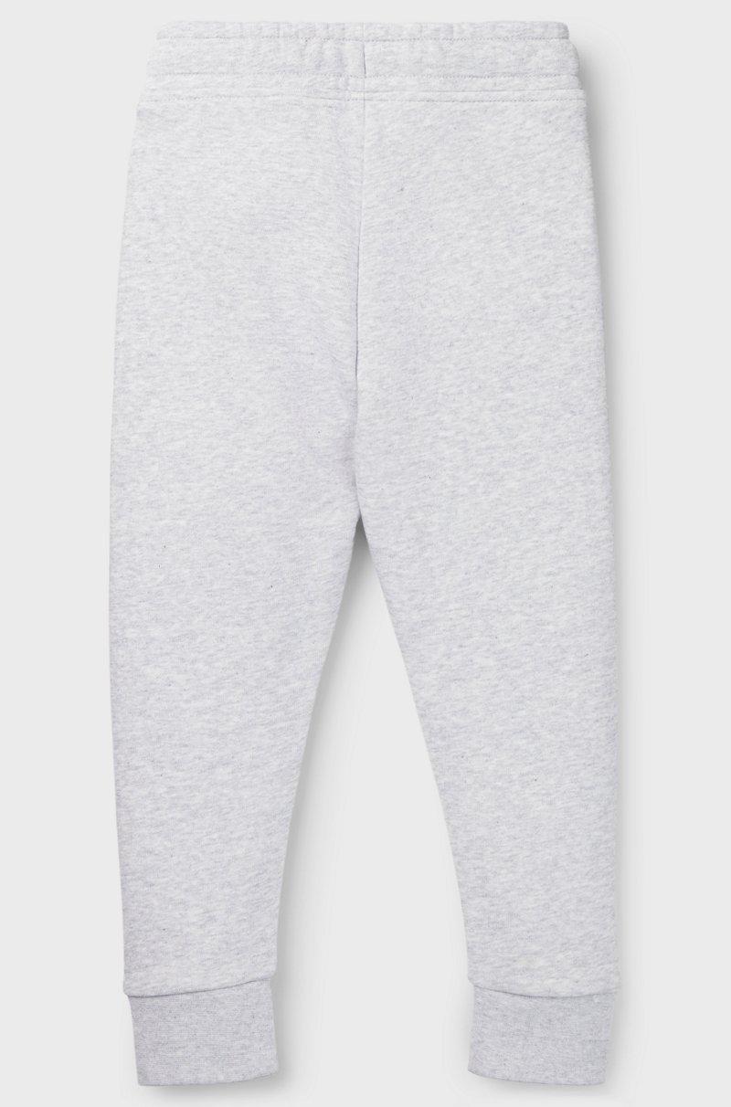 Hugo Boss Pantalones de chándal para niños en algodón con logo vertical estampado Última moda